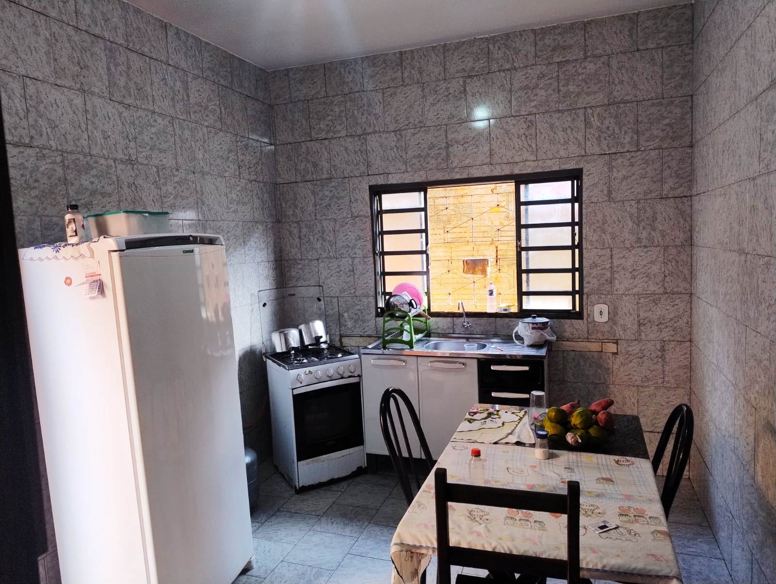 CASA COM TRÊS DORMITÓRIOS NO JARDIM PLANALTO.