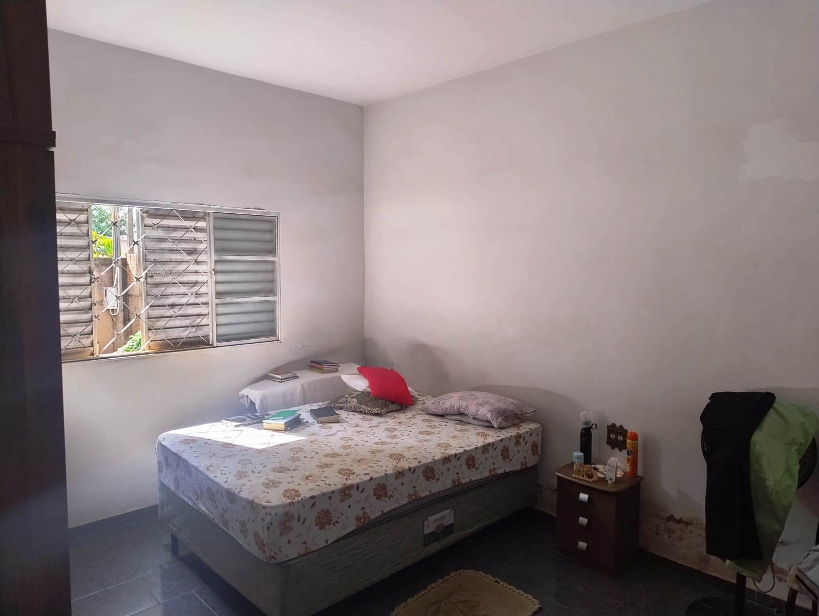 CASA COM TRÊS DORMITÓRIOS NO JARDIM PLANALTO.