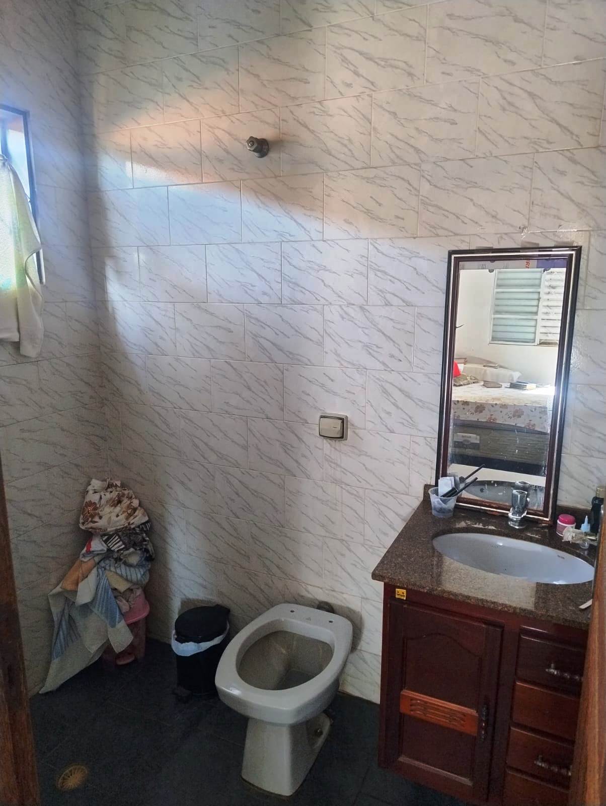CASA COM TRÊS DORMITÓRIOS NO JARDIM PLANALTO.