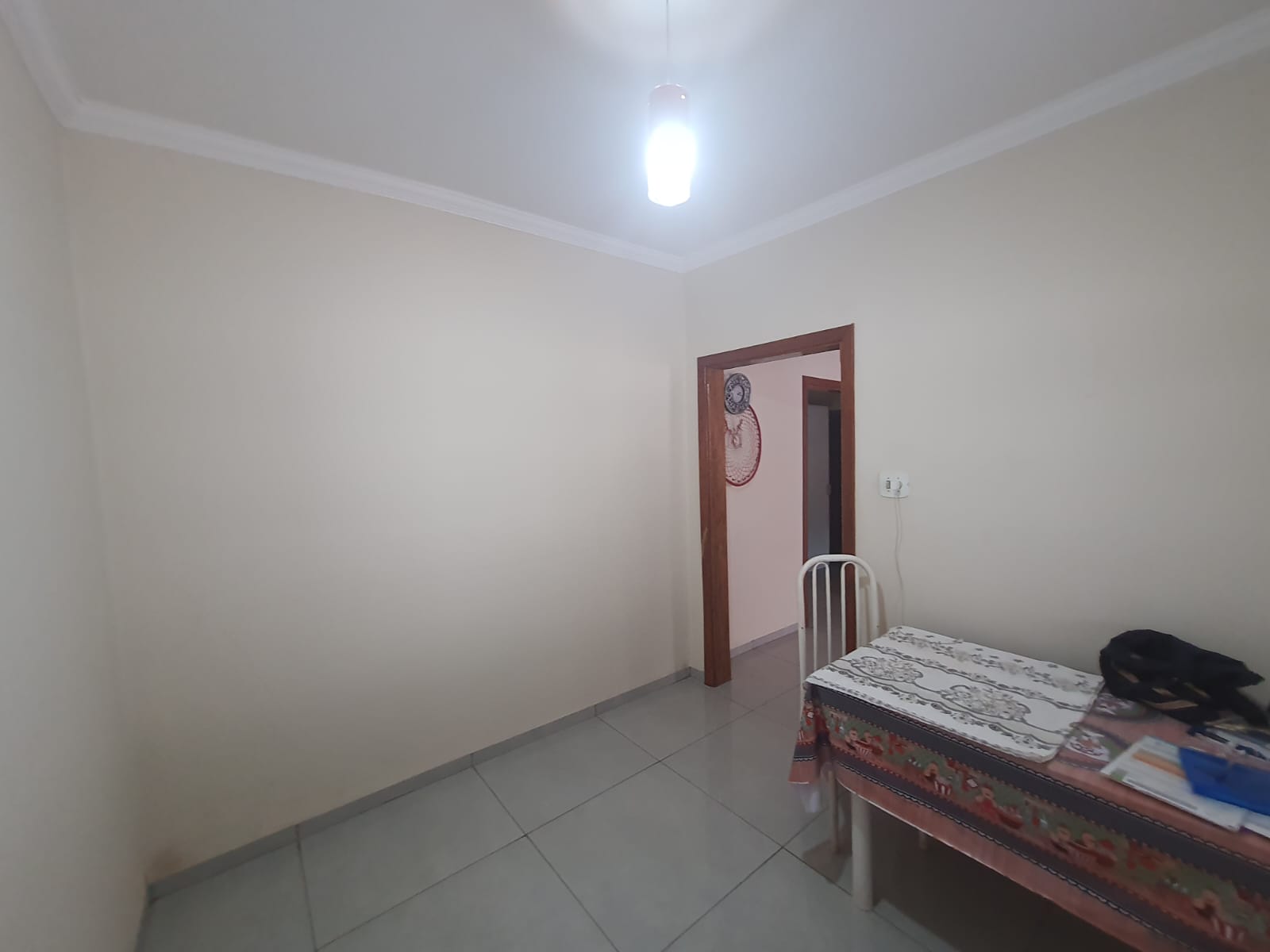 CENTRO - CASA DE ESQUINA COM TRÊS DORMITÓRIOS
