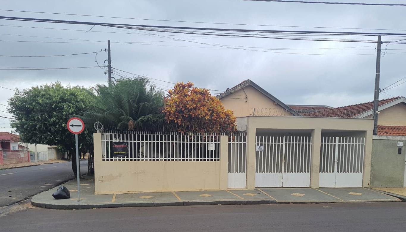 CENTRO - CASA DE ESQUINA COM TRÊS DORMITÓRIOS