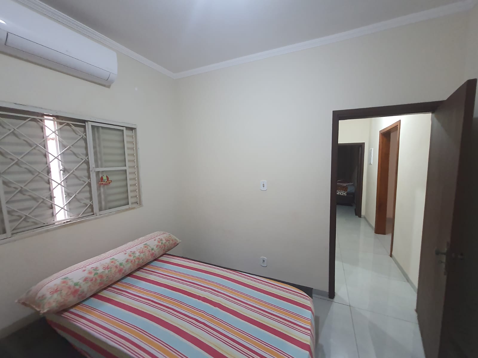 CENTRO - CASA DE ESQUINA COM TRÊS DORMITÓRIOS