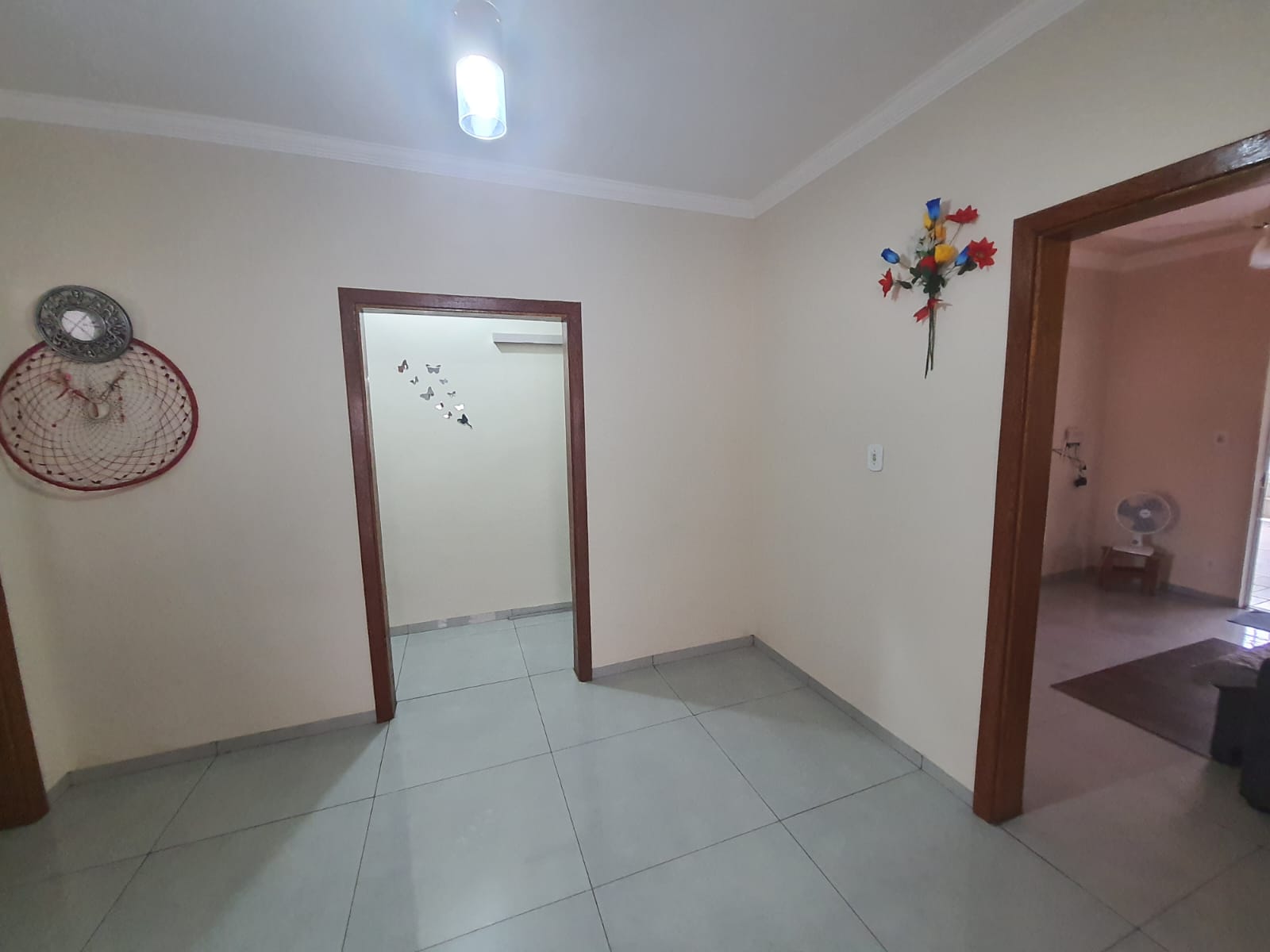 CENTRO - CASA DE ESQUINA COM TRÊS DORMITÓRIOS