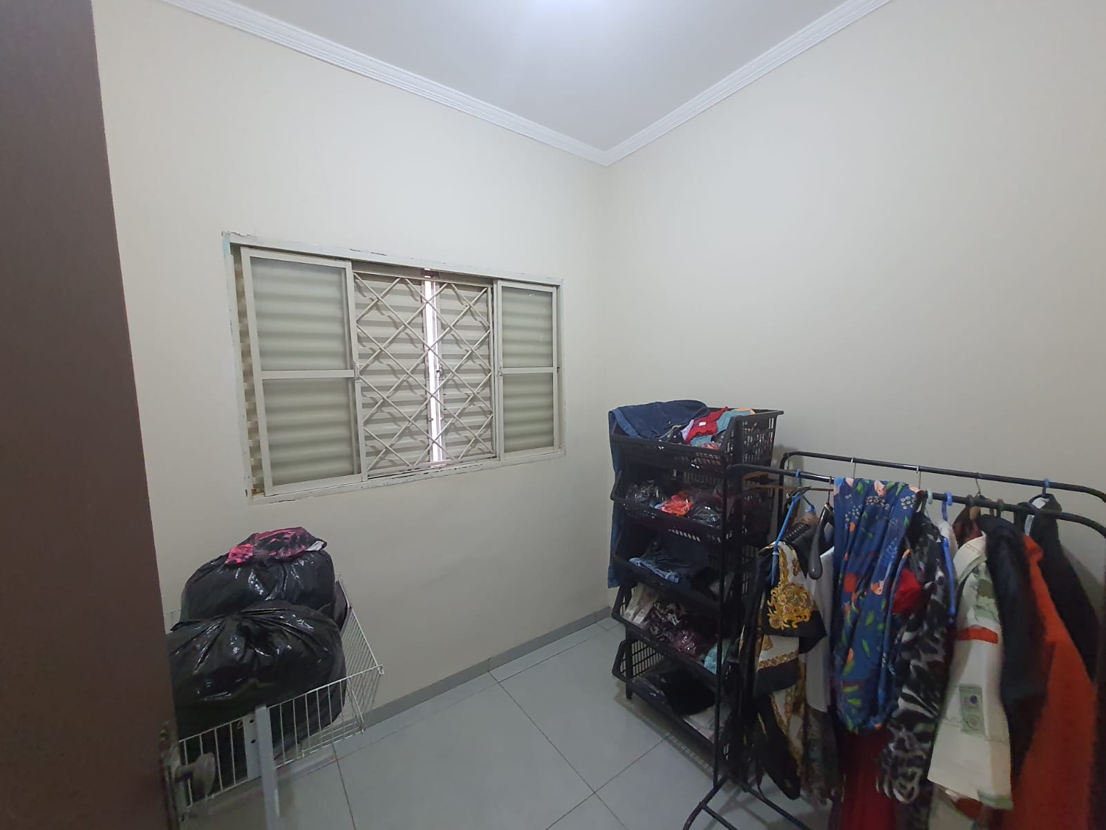 CENTRO - CASA DE ESQUINA COM TRÊS DORMITÓRIOS