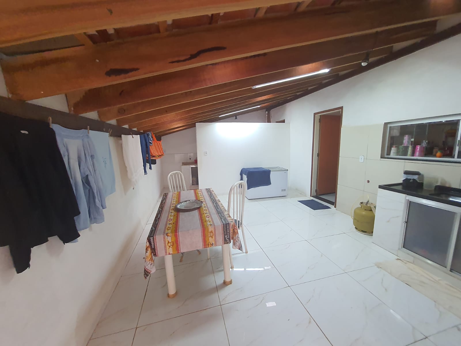 CENTRO - CASA DE ESQUINA COM TRÊS DORMITÓRIOS