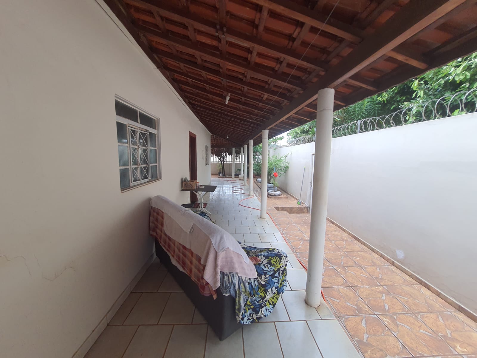 CENTRO - CASA DE ESQUINA COM TRÊS DORMITÓRIOS