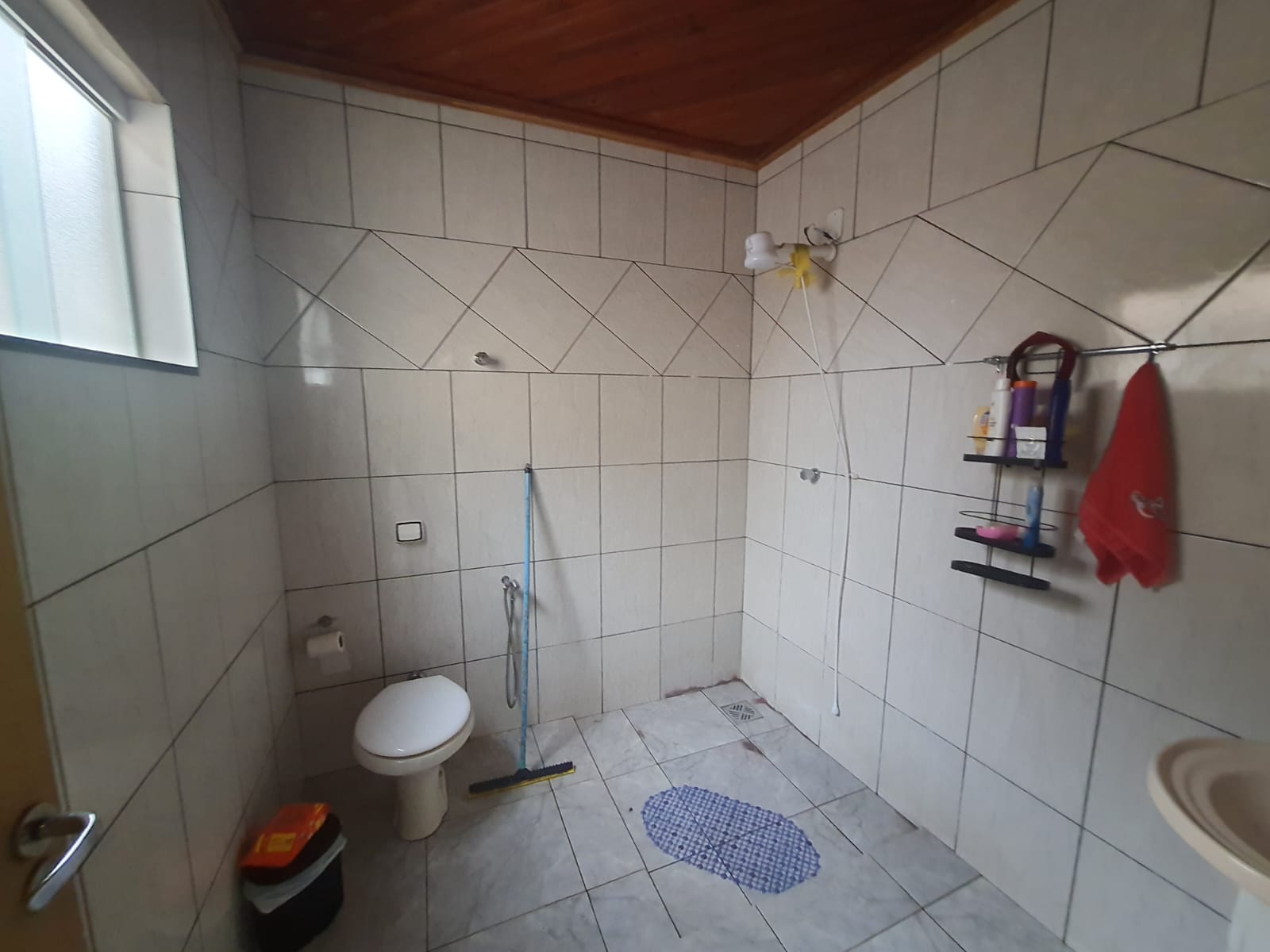 CENTRO - CASA DE ESQUINA COM TRÊS DORMITÓRIOS