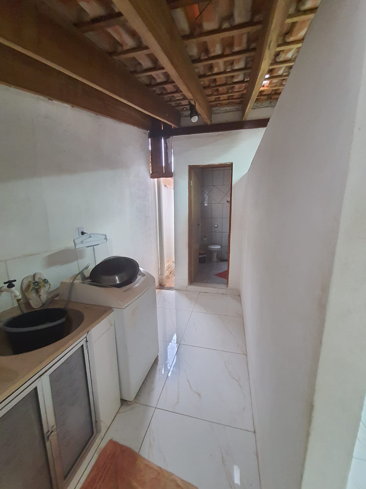 CENTRO - CASA DE ESQUINA COM TRÊS DORMITÓRIOS