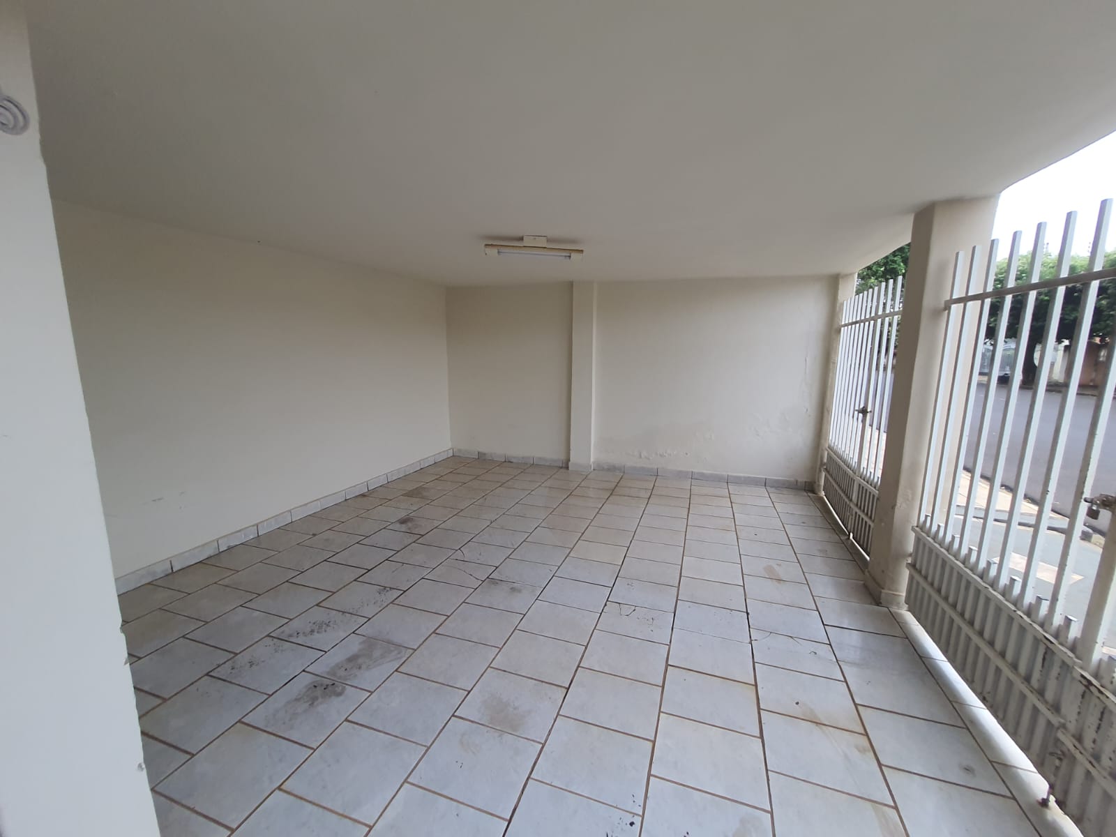 CENTRO - CASA DE ESQUINA COM TRÊS DORMITÓRIOS