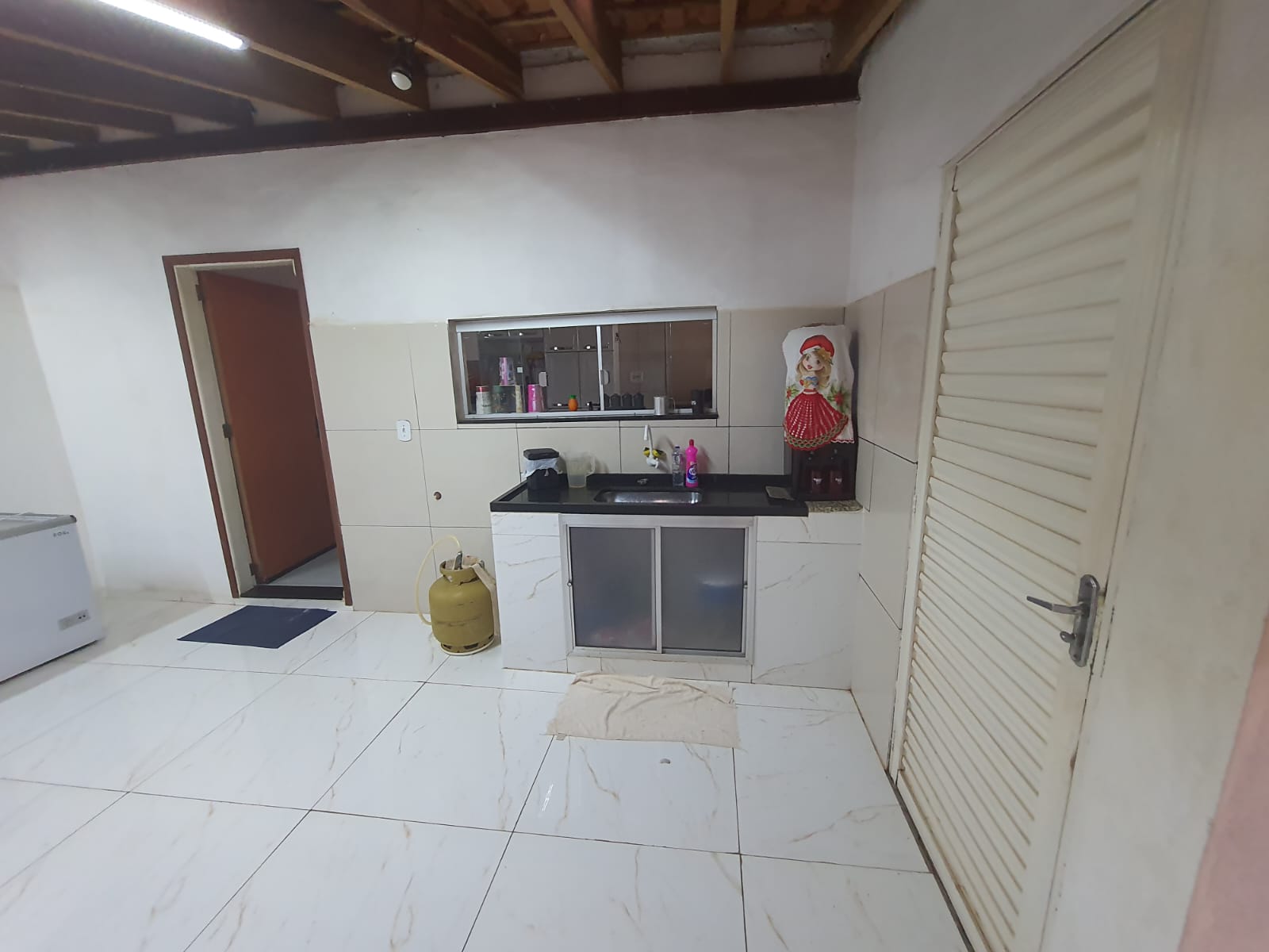 CENTRO - CASA DE ESQUINA COM TRÊS DORMITÓRIOS