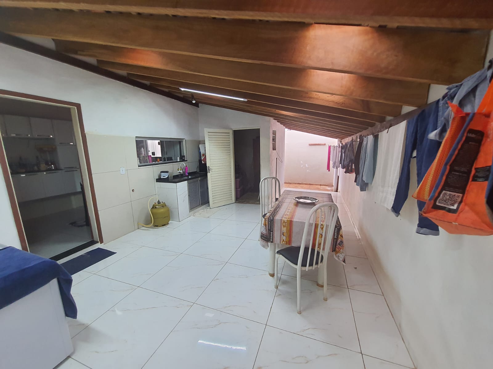 CENTRO - CASA DE ESQUINA COM TRÊS DORMITÓRIOS