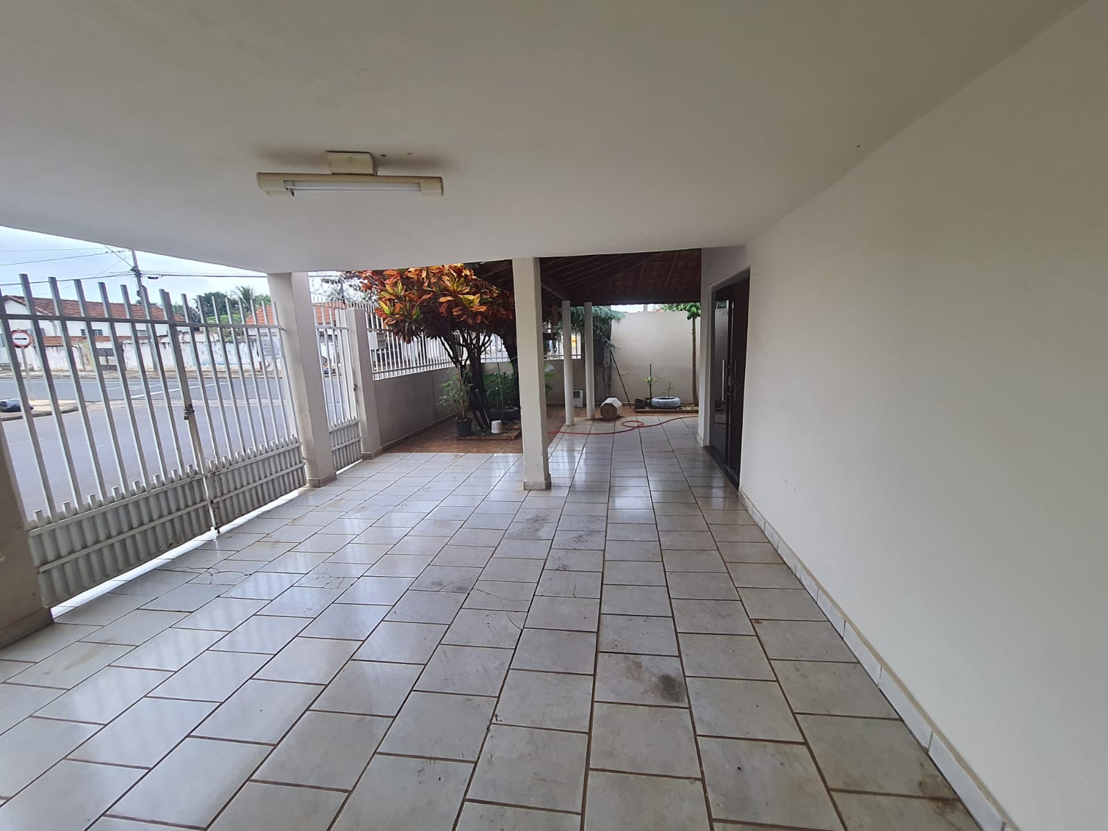 CENTRO - CASA DE ESQUINA COM TRÊS DORMITÓRIOS