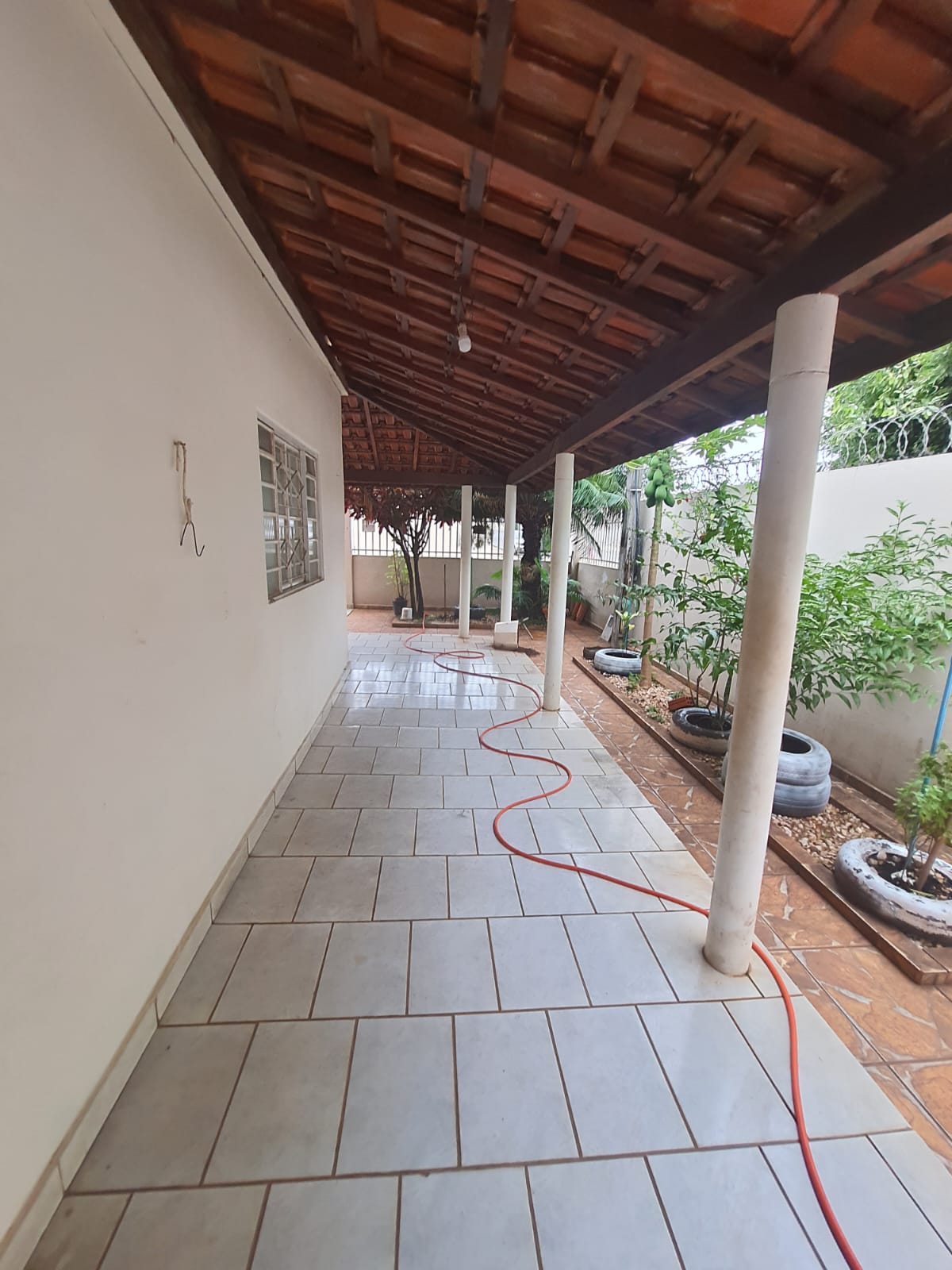 CENTRO - CASA DE ESQUINA COM TRÊS DORMITÓRIOS