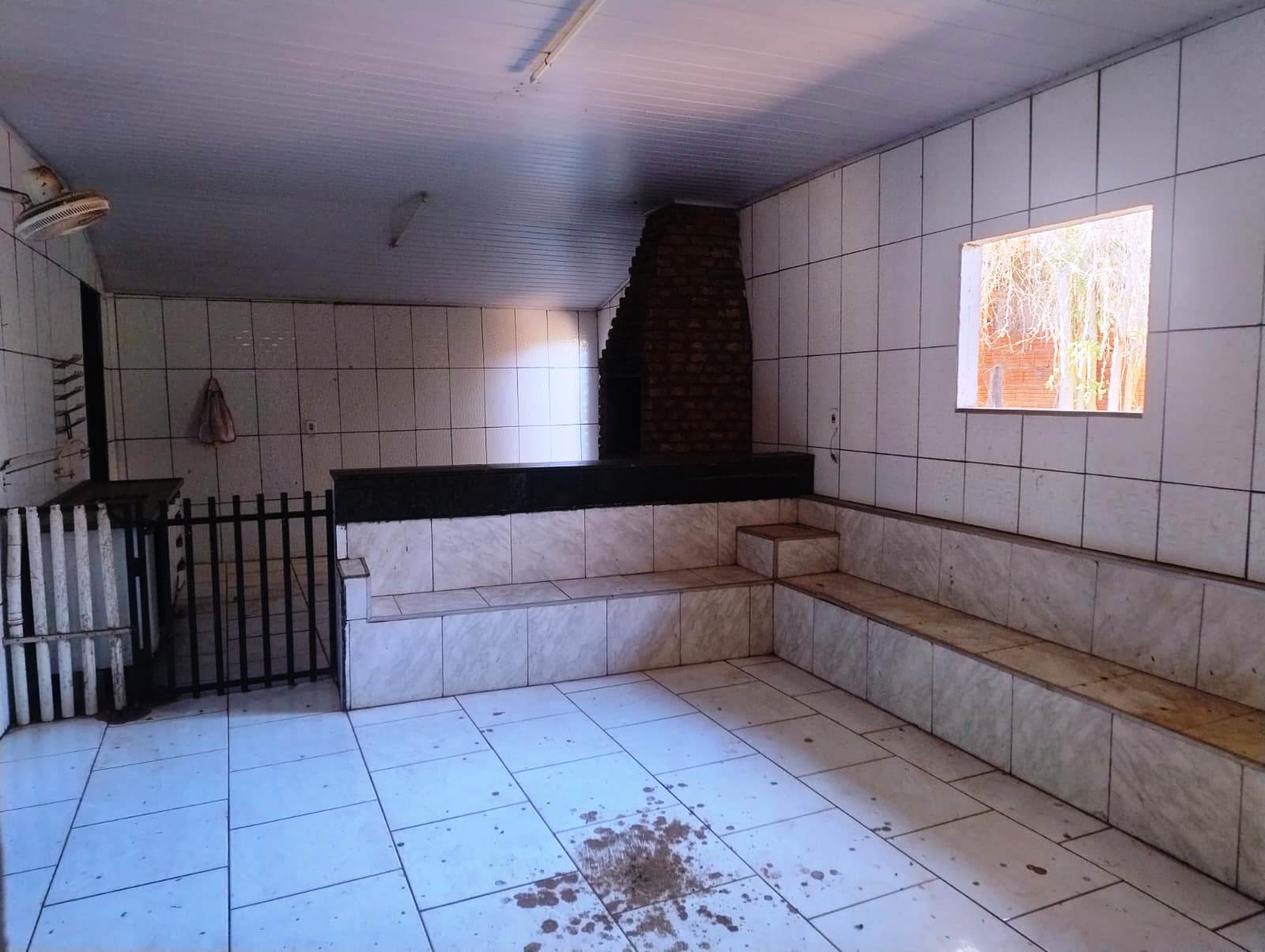 CASA COM SALÃO EM AVANHANDAVA