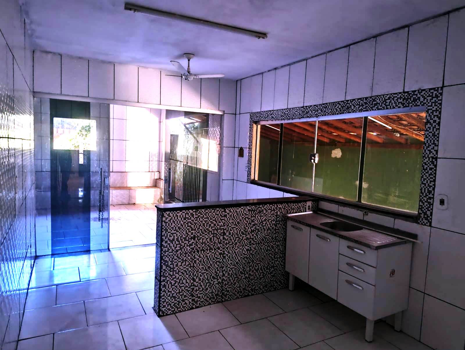 CASA COM SALÃO EM AVANHANDAVA