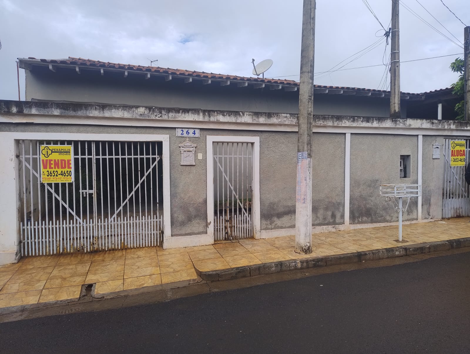 ÓTIMO INVESTIMENTO, DUAS CASAS NO MESMO TERRENO