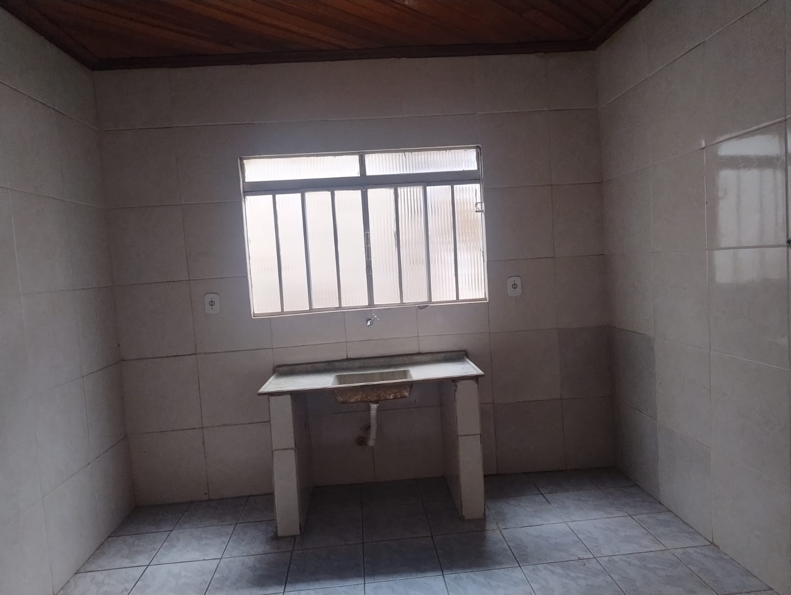 ÓTIMO INVESTIMENTO, DUAS CASAS NO MESMO TERRENO