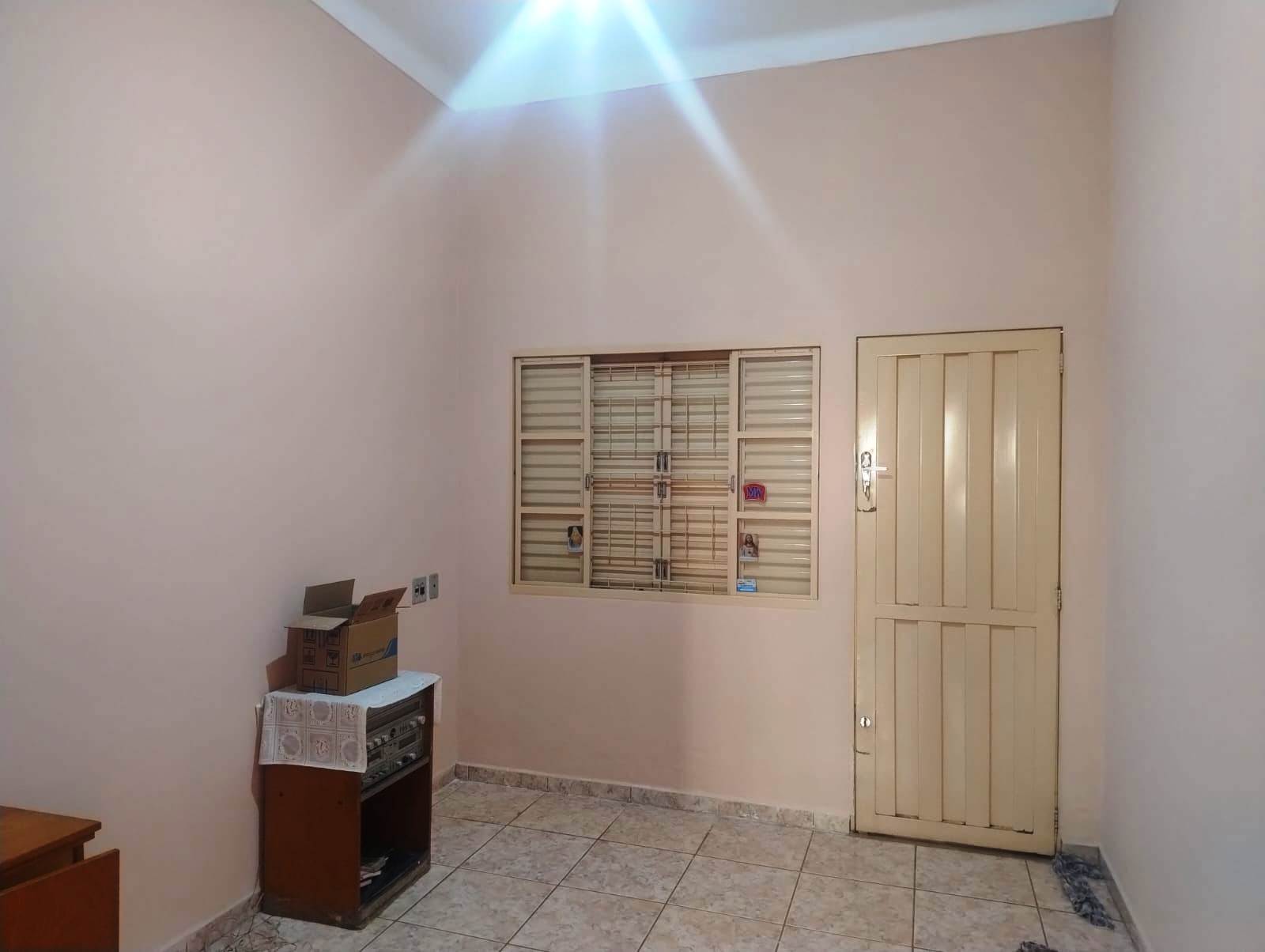ÓTIMO SALÃO COMERCIAL COM ÓTIMA CASA NOS FUNDOS, NO CENTRO