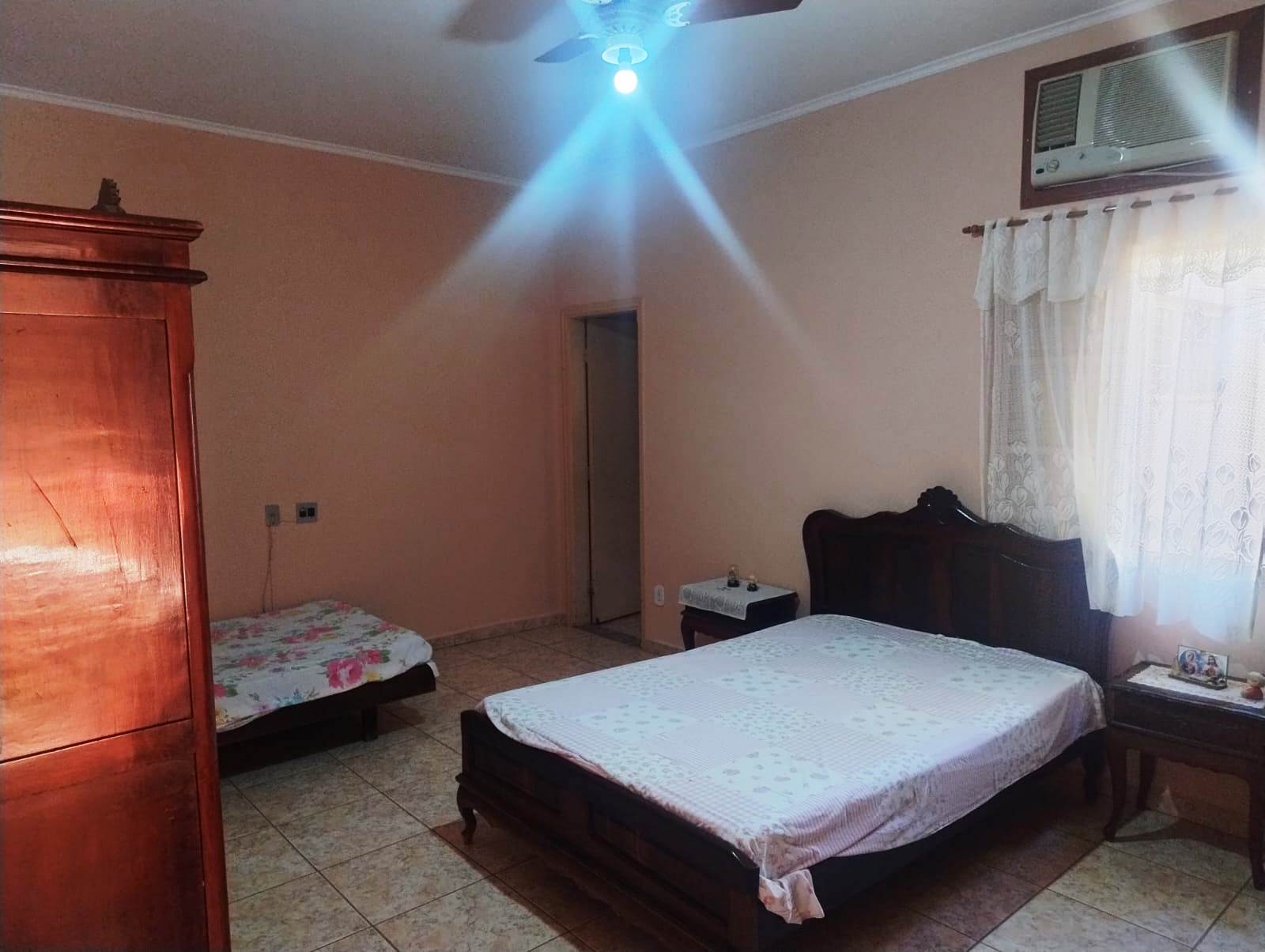 ÓTIMO SALÃO COMERCIAL COM ÓTIMA CASA NOS FUNDOS, NO CENTRO