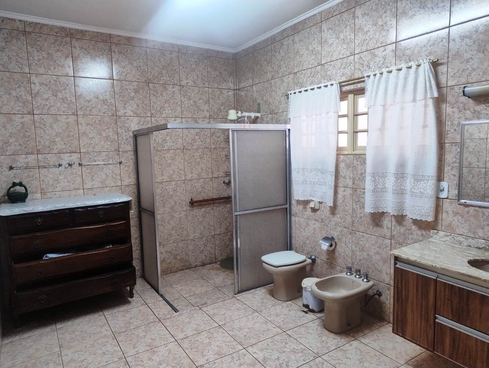 ÓTIMO SALÃO COMERCIAL COM ÓTIMA CASA NOS FUNDOS, NO CENTRO