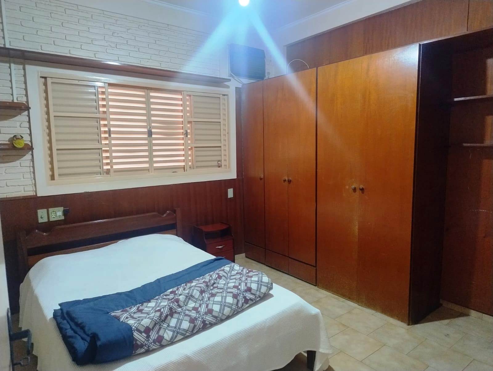 ÓTIMO SALÃO COMERCIAL COM ÓTIMA CASA NOS FUNDOS, NO CENTRO