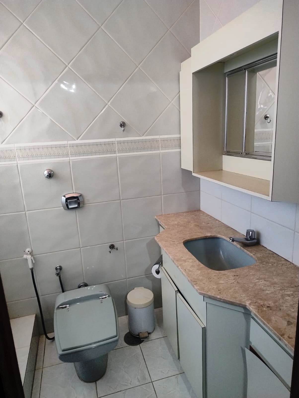 ÓTIMO SALÃO COMERCIAL COM ÓTIMA CASA NOS FUNDOS, NO CENTRO