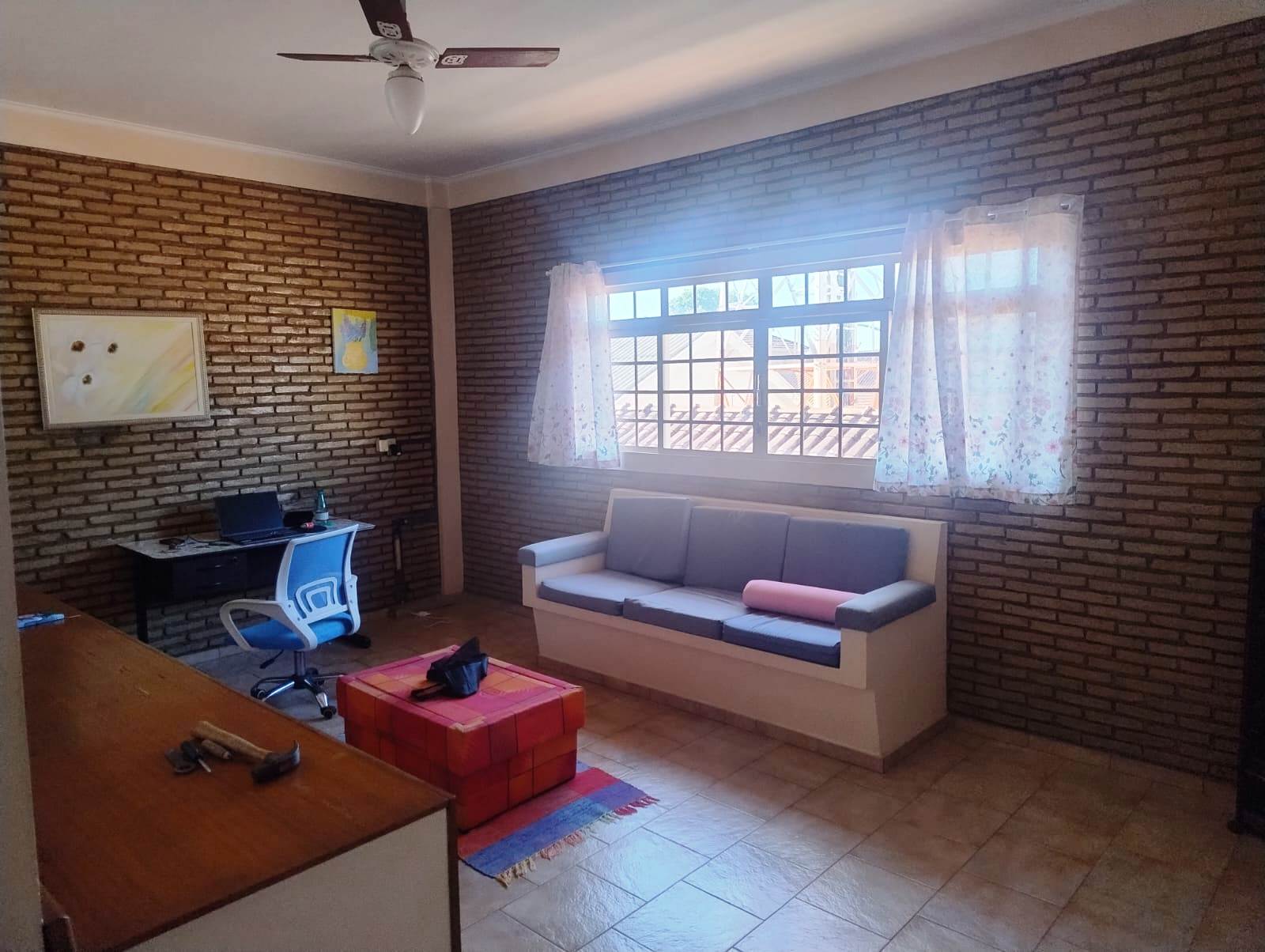 ÓTIMO SALÃO COMERCIAL COM ÓTIMA CASA NOS FUNDOS, NO CENTRO