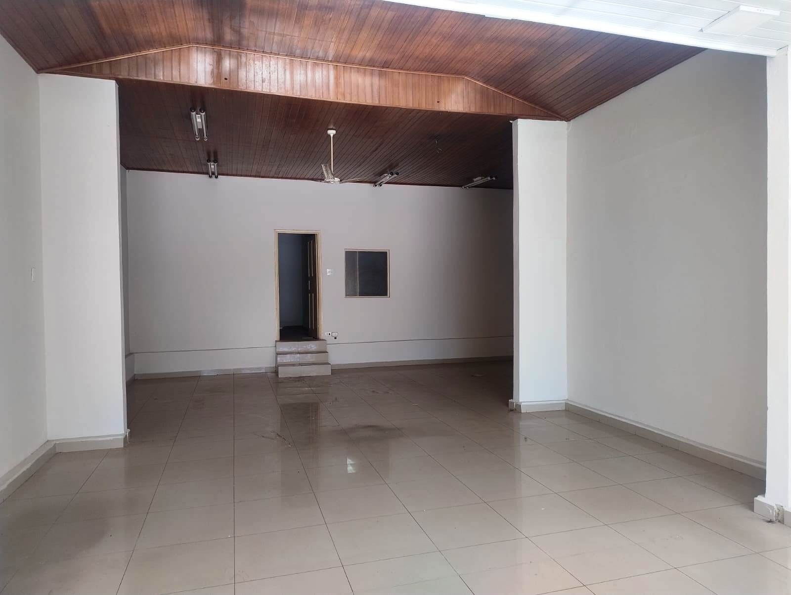 ÓTIMO SALÃO COMERCIAL COM ÓTIMA CASA NOS FUNDOS, NO CENTRO