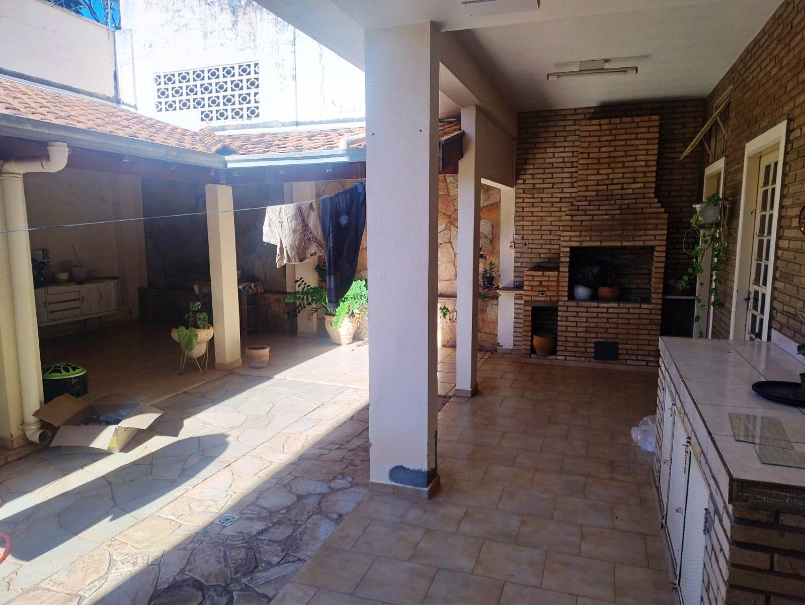ÓTIMO SALÃO COMERCIAL COM ÓTIMA CASA NOS FUNDOS, NO CENTRO