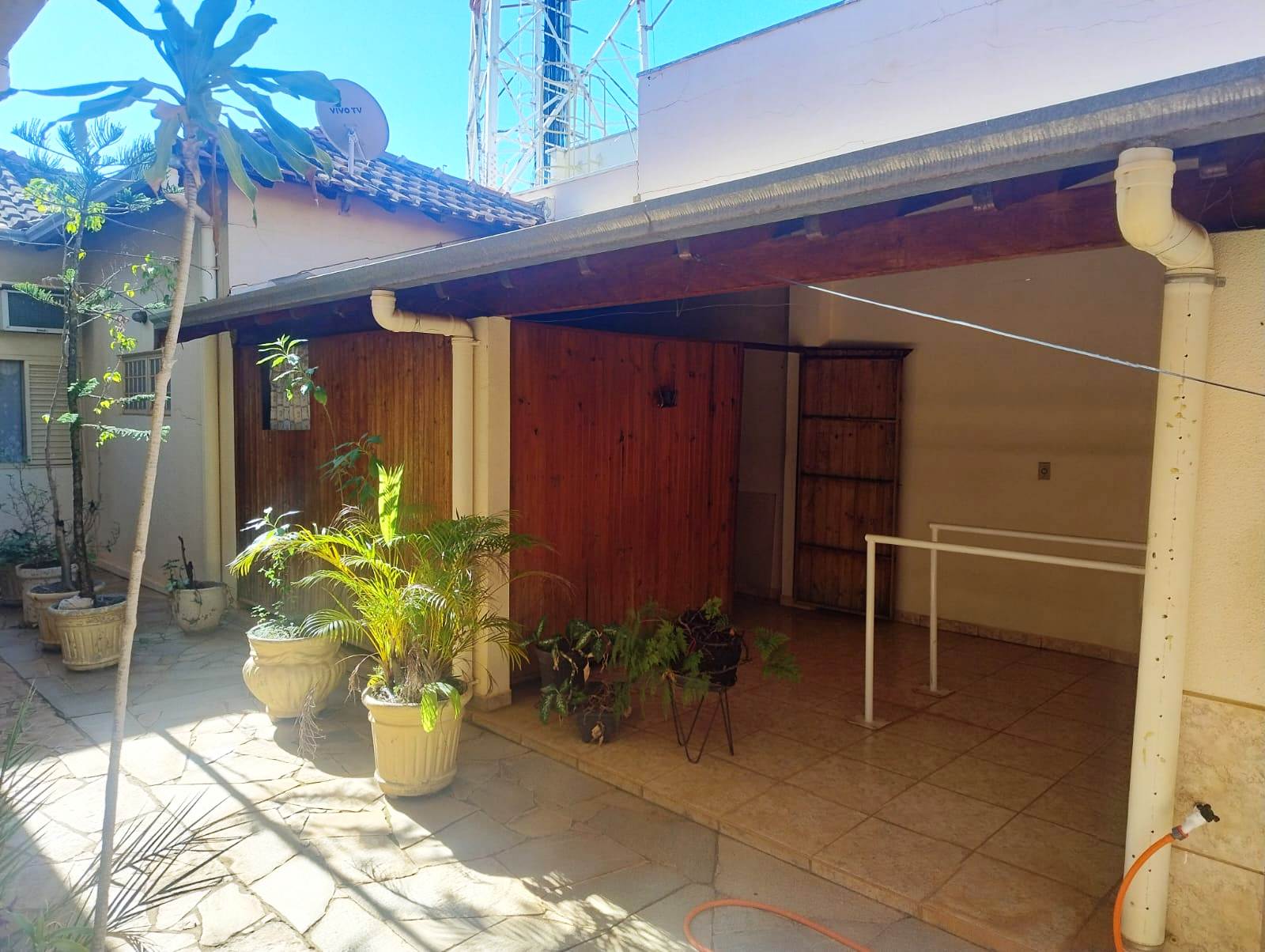 ÓTIMO SALÃO COMERCIAL COM ÓTIMA CASA NOS FUNDOS, NO CENTRO