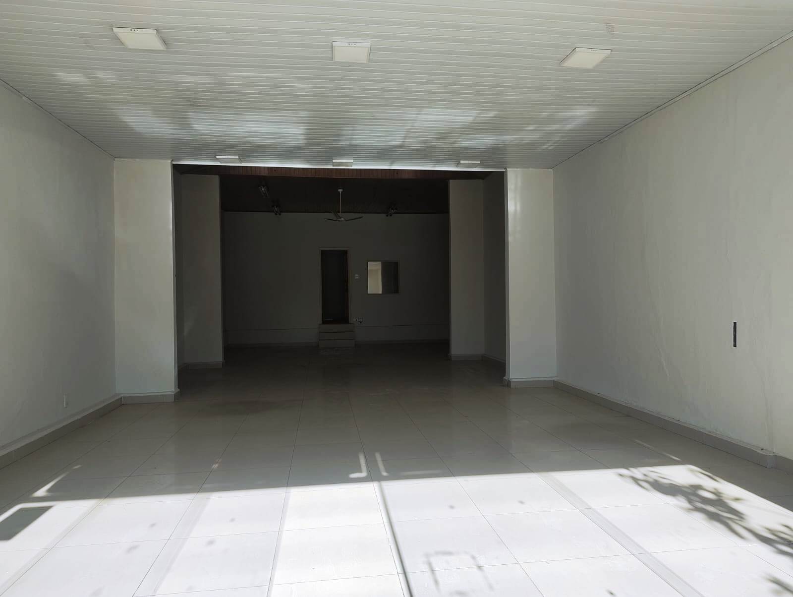ÓTIMO SALÃO COMERCIAL COM ÓTIMA CASA NOS FUNDOS, NO CENTRO