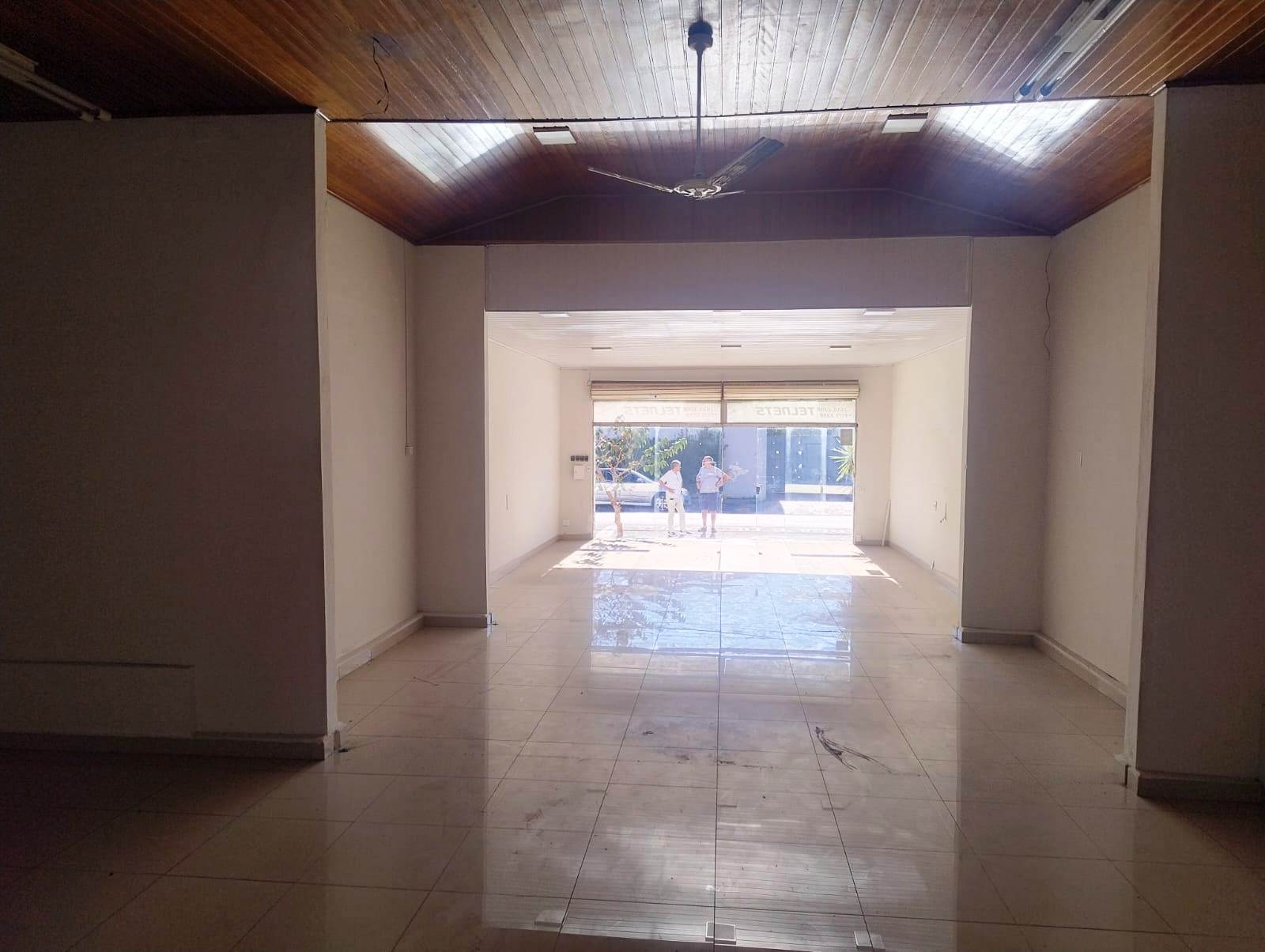 ÓTIMO SALÃO COMERCIAL COM ÓTIMA CASA NOS FUNDOS, NO CENTRO