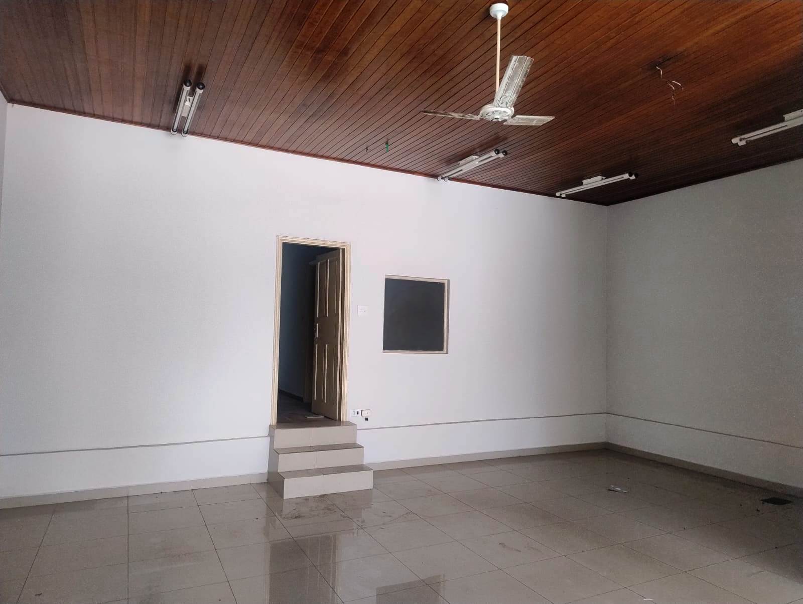 ÓTIMO SALÃO COMERCIAL COM ÓTIMA CASA NOS FUNDOS, NO CENTRO
