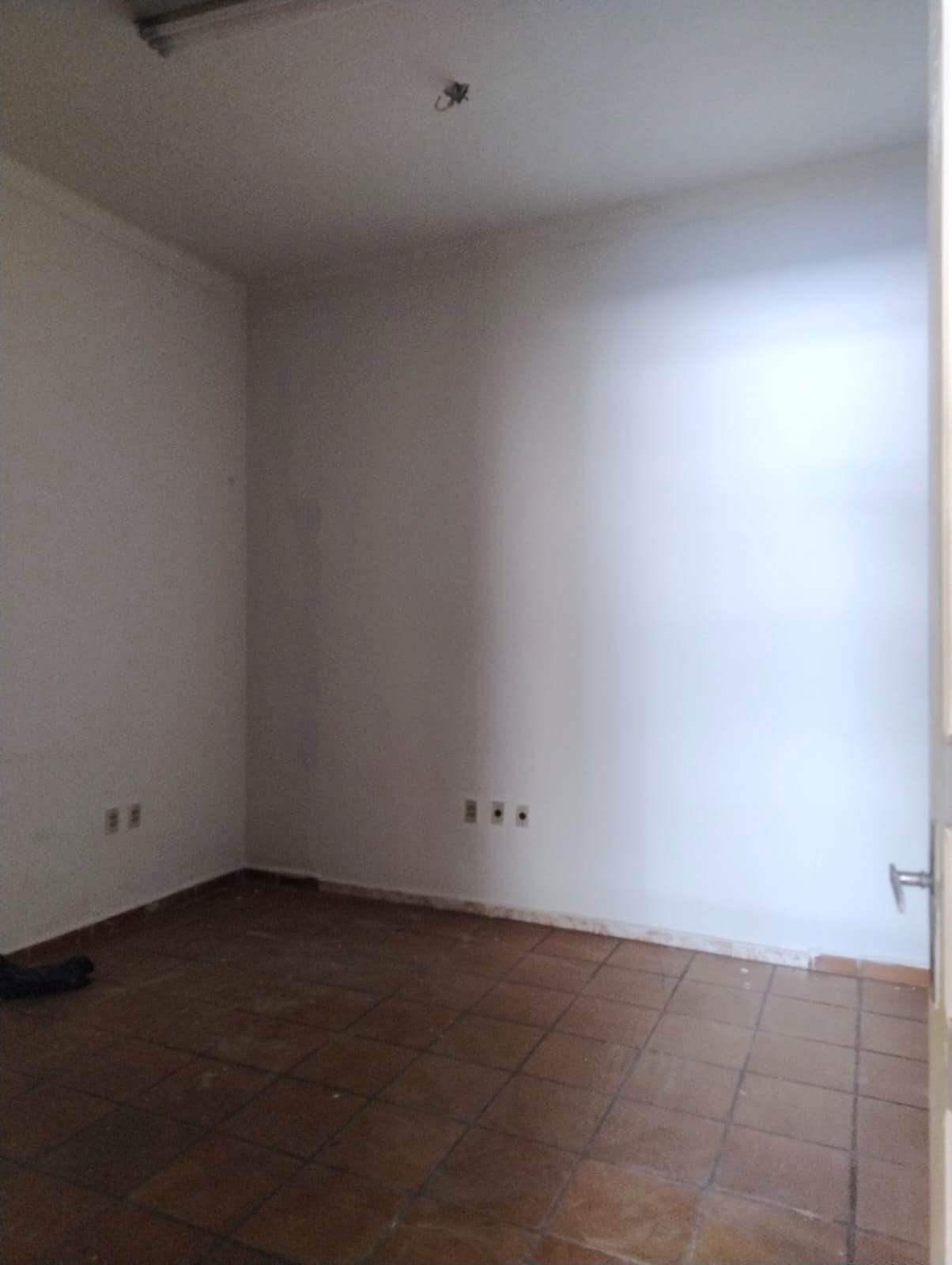 ÓTIMO SALÃO COMERCIAL COM ÓTIMA CASA NOS FUNDOS, NO CENTRO