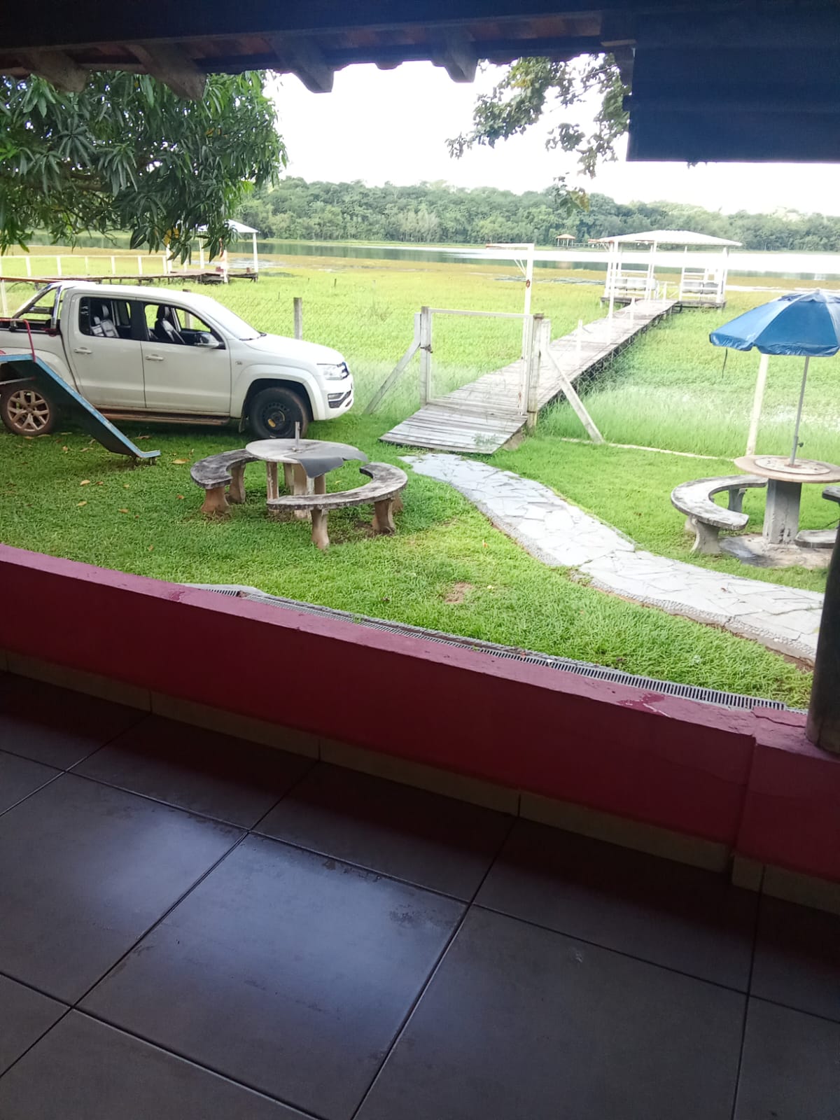 LINDO RANCHO NA BEIRA DA ÁGUA, COM PAZ E CONFORTO