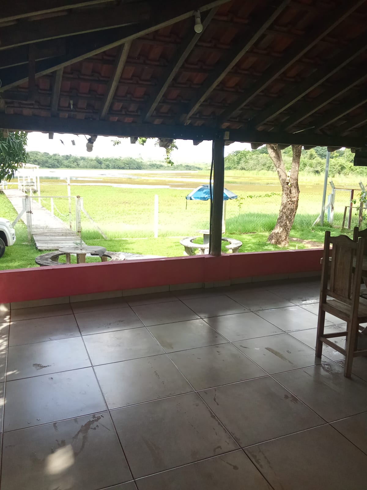 LINDO RANCHO NA BEIRA DA ÁGUA, COM PAZ E CONFORTO