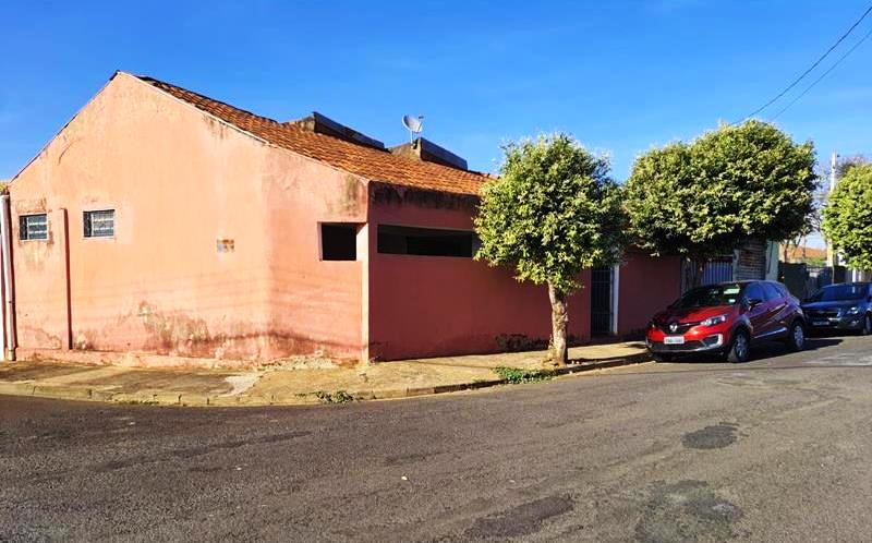 TRÊS IMÓVEIS DE ESQUINA NO MONREAL.