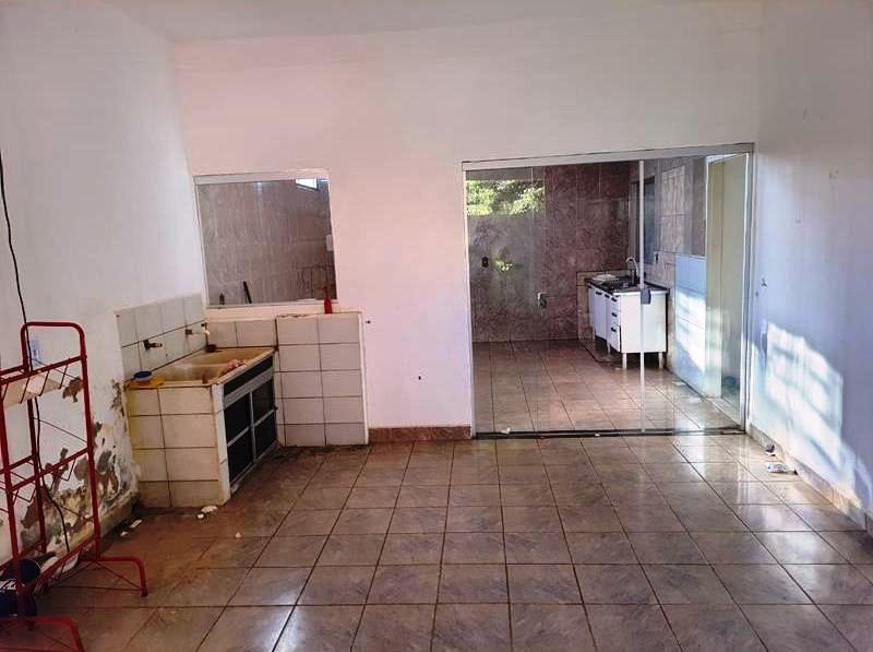 TRÊS IMÓVEIS DE ESQUINA NO MONREAL.