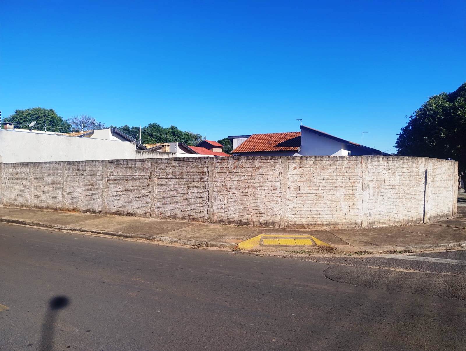 ÓTIMO TERRENO DE ESQUINA NO ATLÂNTIDA.