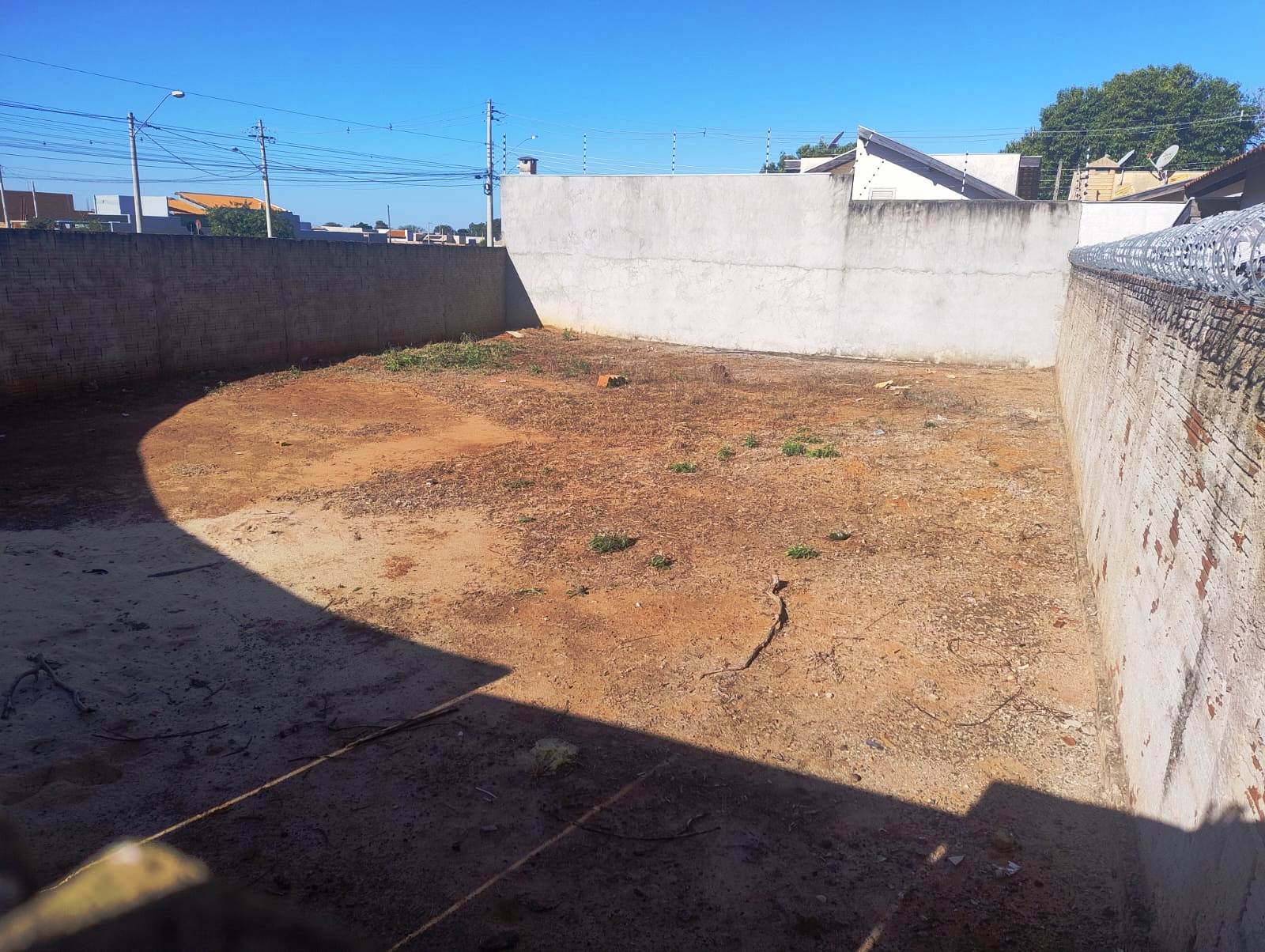 ÓTIMO TERRENO DE ESQUINA NO ATLÂNTIDA.
