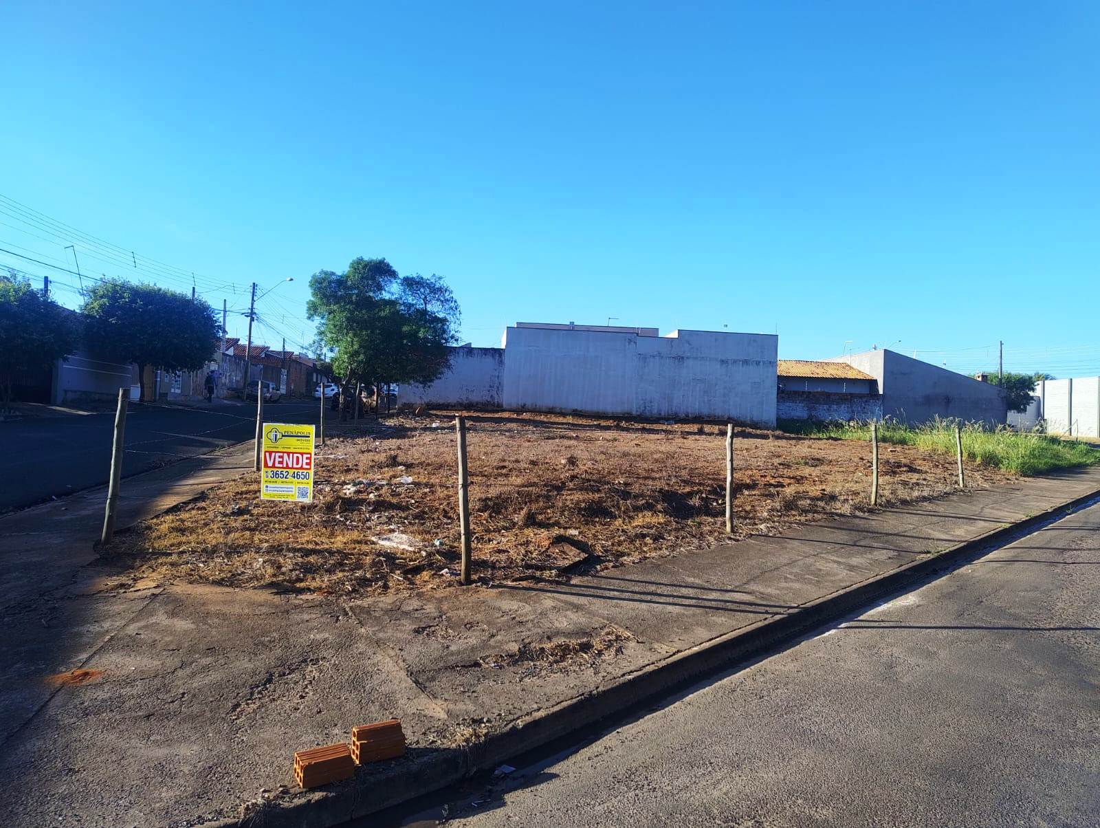 ÓTIMO TERRENO COMERCIAL DE ESQUINA NO RESIDENCIAL ATLÂNTIDA