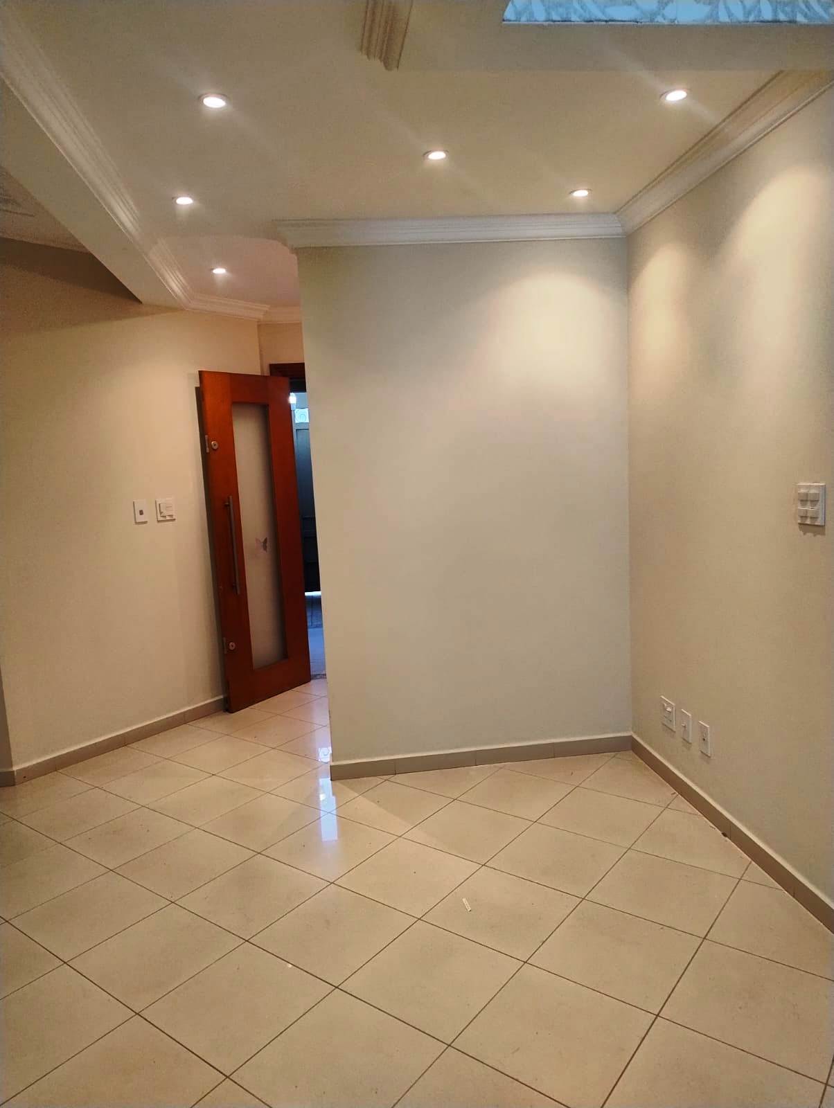 ÓTIMO SOBRADO COM CONSULTÓRIO NO VILLAGE REGINA