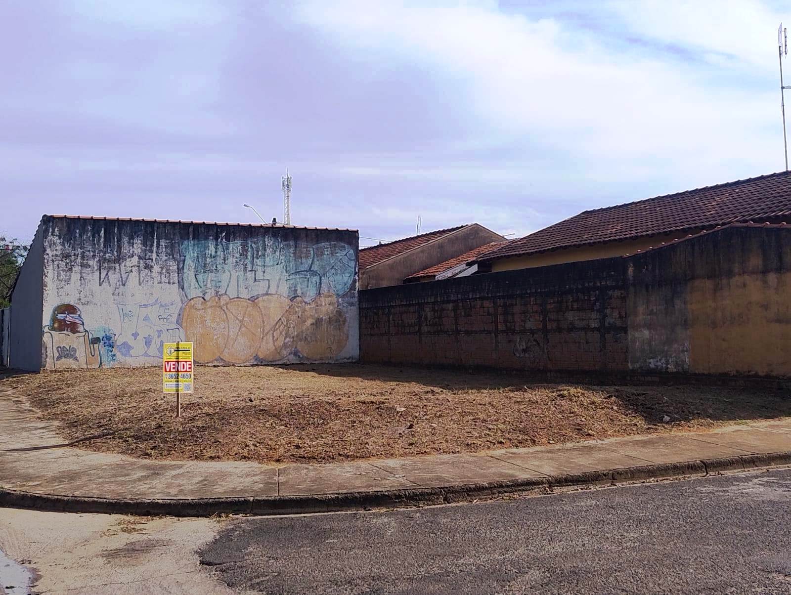 TERRENO DE ESQUINA NO BAIRRO MONREAL