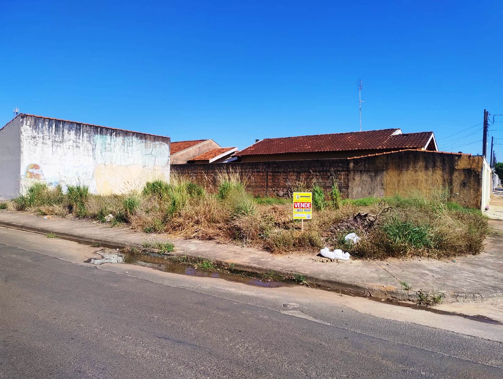 TERRENO DE ESQUINA NO BAIRRO MONREAL