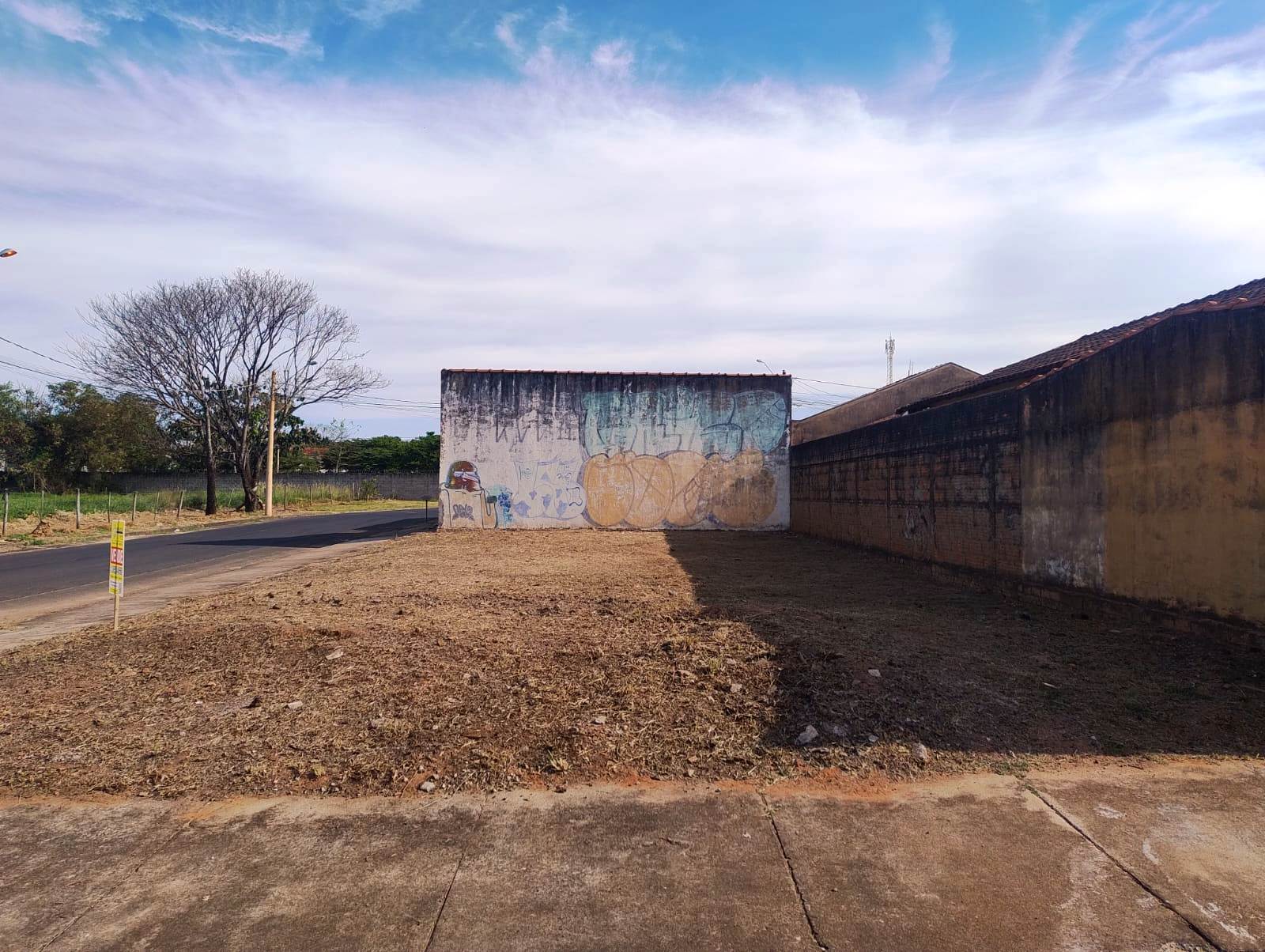TERRENO DE ESQUINA NO BAIRRO MONREAL