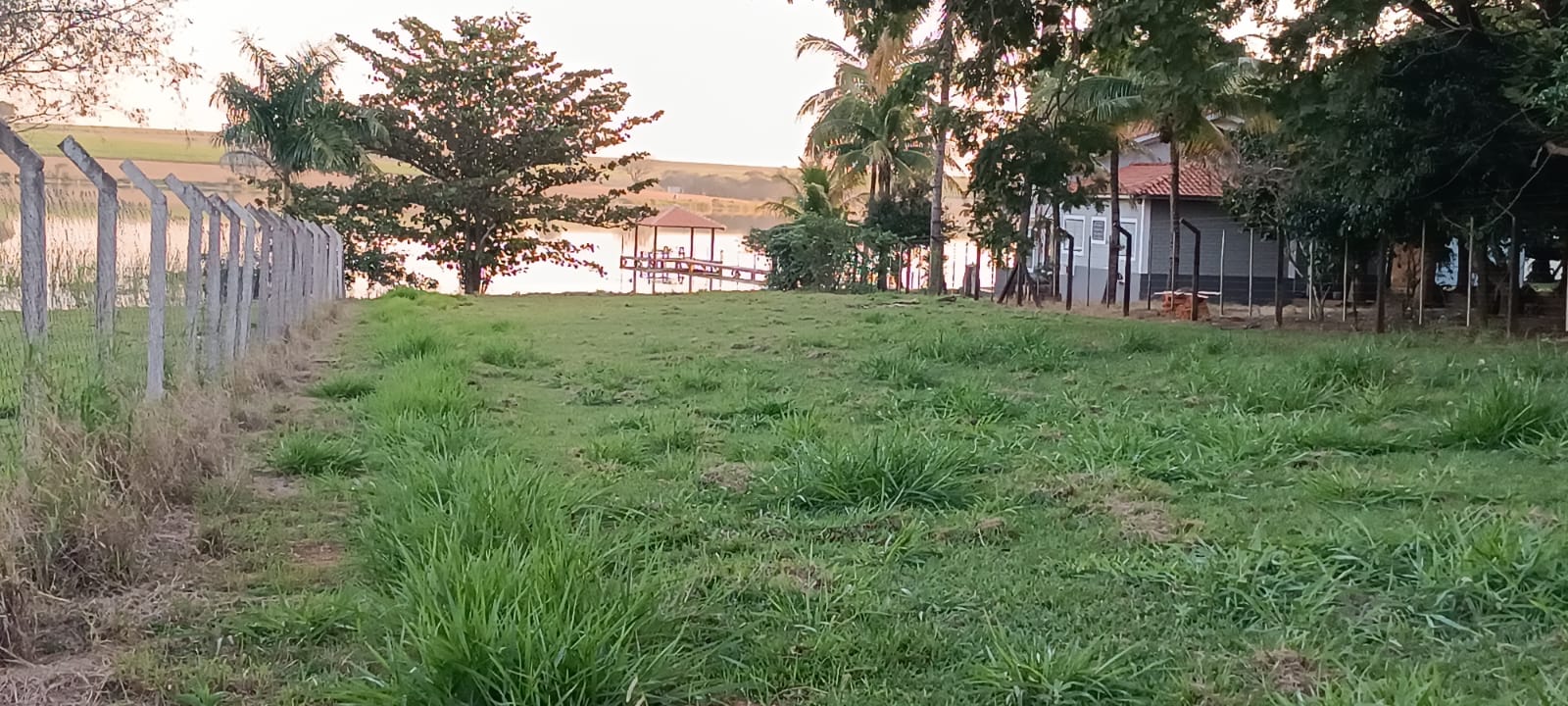 ÓTIMO TERRENO PÉ NA ÁGUA NO CONDOMÍNIO MOINHO DOS VENTOS