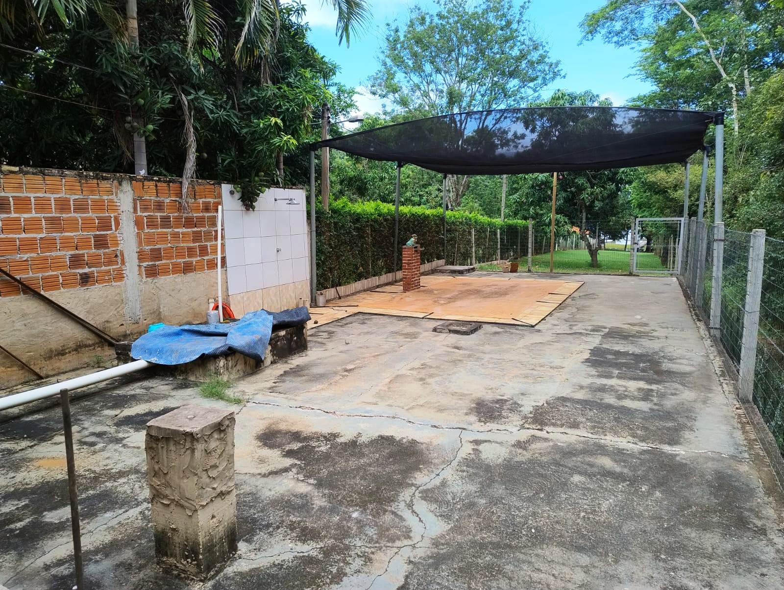 RANCHO COM PISCINA NO CONDOMINIO IPÊ
