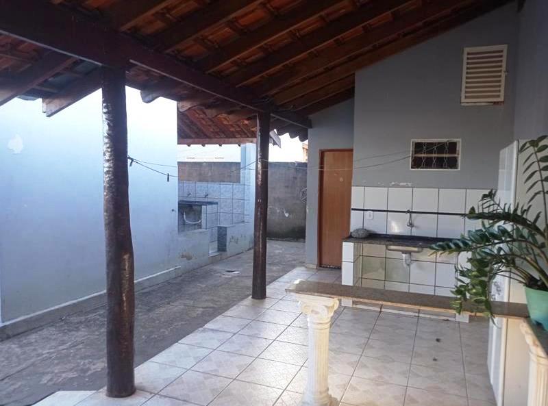 ÓTIMA CASA DE ESQUINA NO RESIDENCIAL FLORENÇA